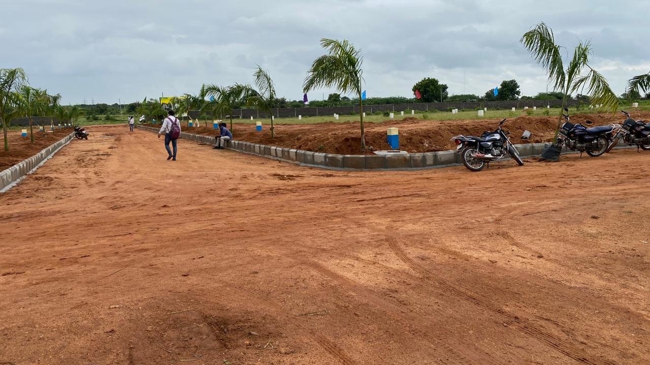  vahinis suvarna sampada Plot