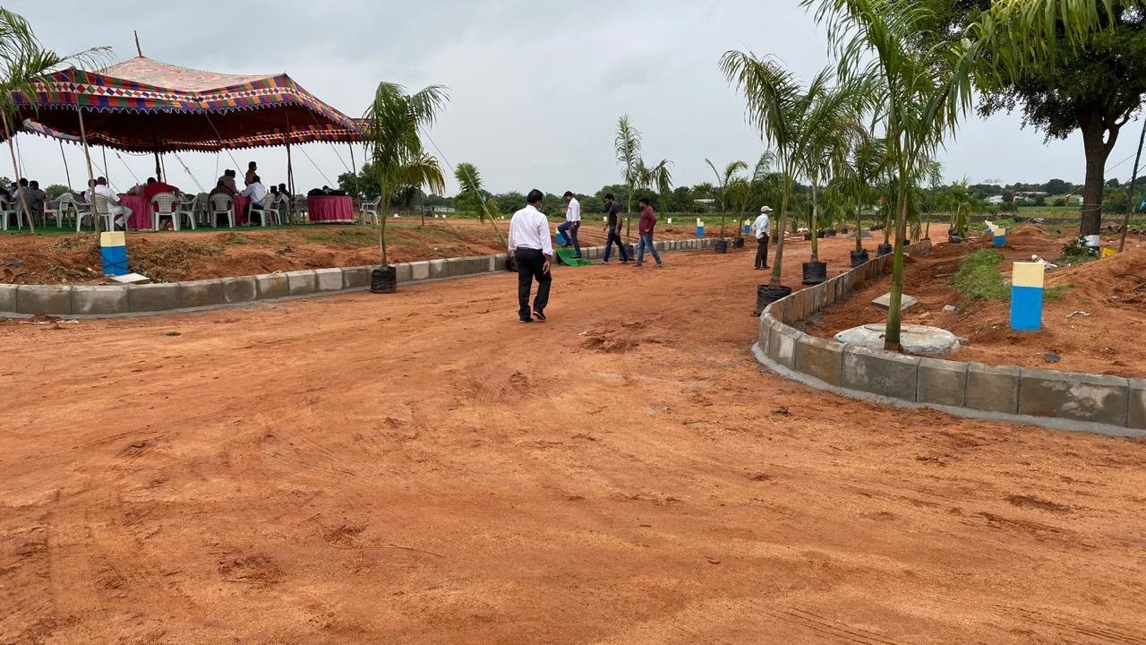  vahinis suvarna sampada Plot