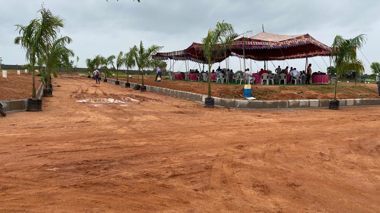  vahinis suvarna sampada Plot