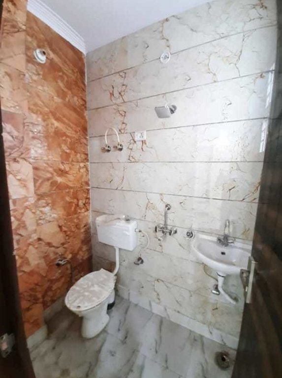  affordable livings Bathroom