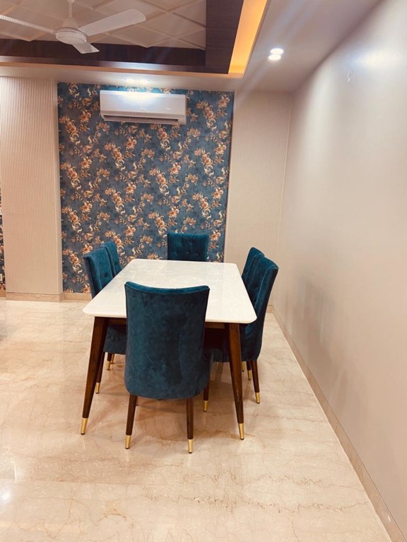  floors 2 Dining Area