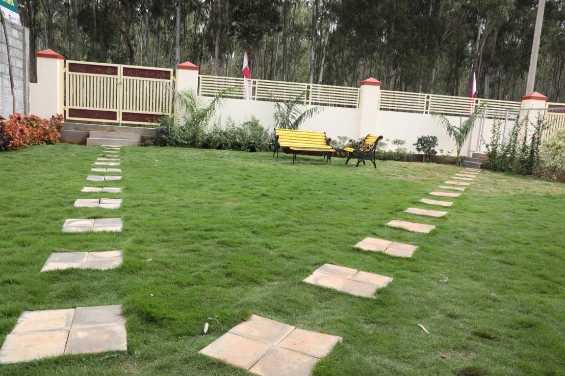  palm springs Landscaped Gardens