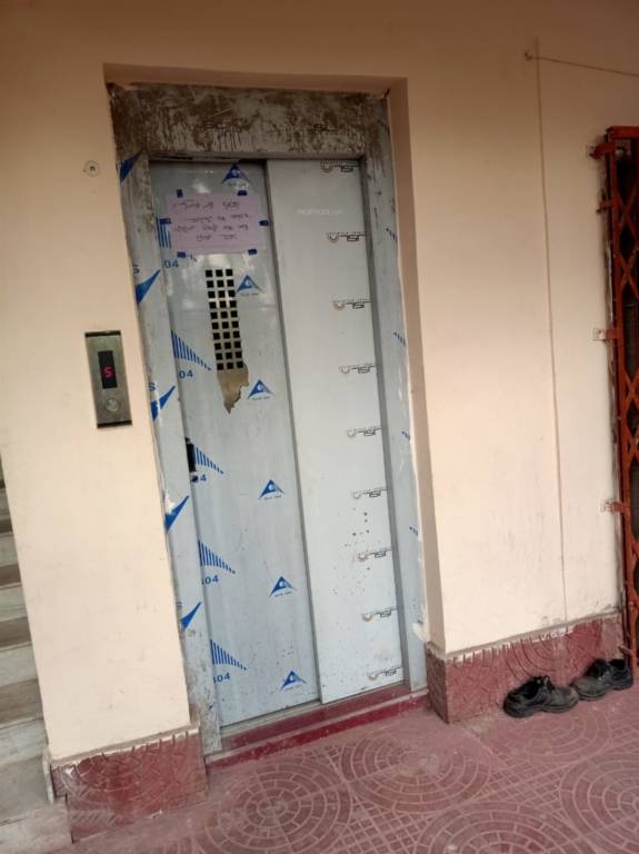  apartment Lift Available