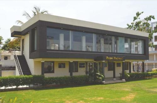  royal-retreat Club House