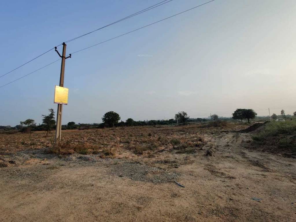  aishwarya dhatri Plot