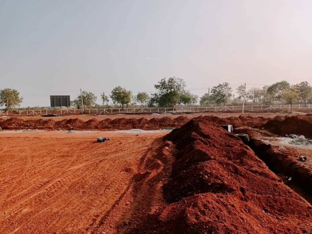  aishwarya dhatri Plot