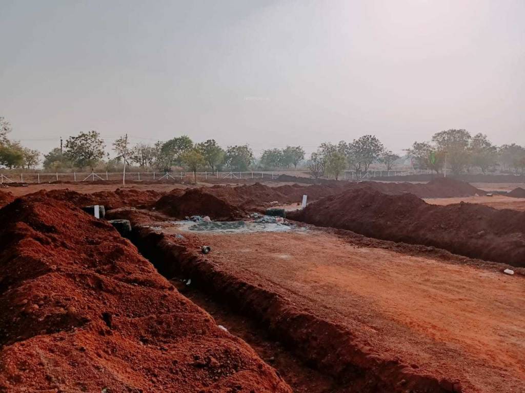  aishwarya dhatri Plot