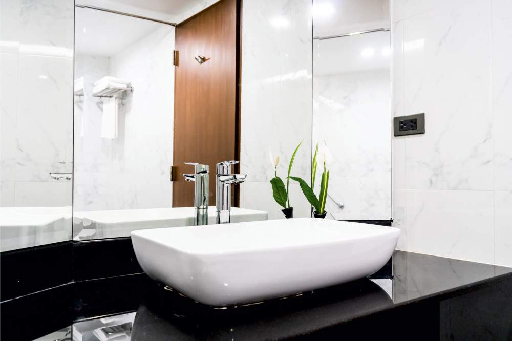 atrium Bathroom