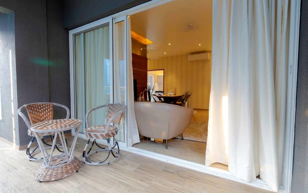  solitaire building c and d Living Area