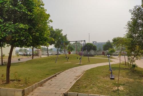  celebrity-meadows-tower-m Children's play area