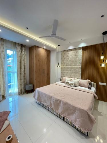 Bedroom hill-queen-apartments Bedroom