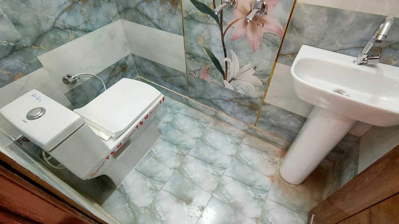  luxury livings Bathroom