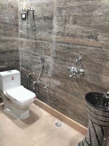  regency-inn Bathroom