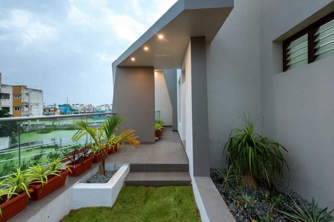  pallikaranai luxury villa Balcony
