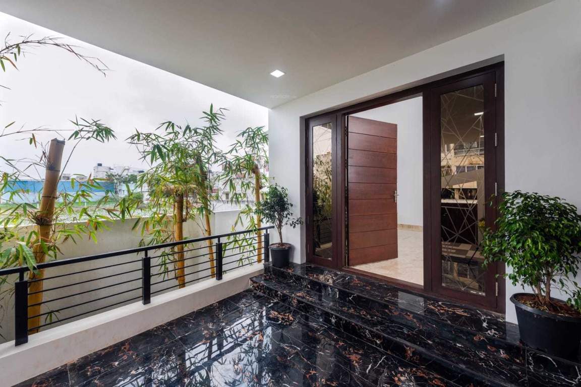  pallikaranai luxury villa Balcony