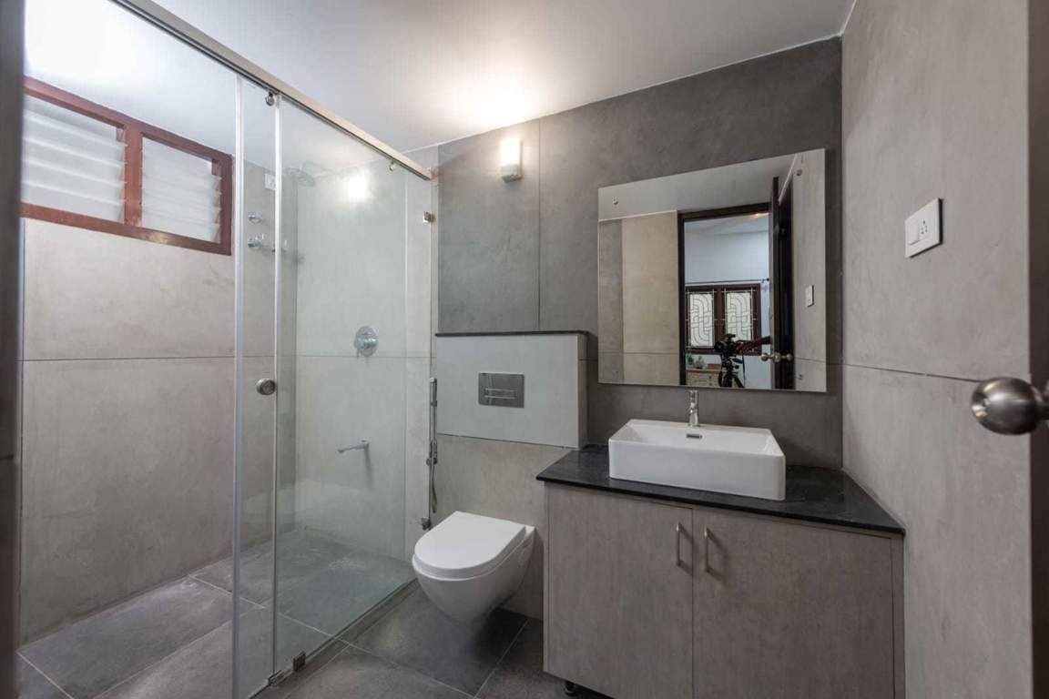  pallikaranai luxury villa Bathroom