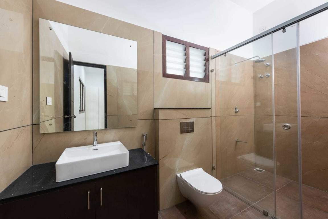  pallikaranai luxury villa Bathroom