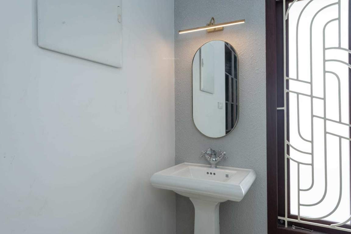  pallikaranai luxury villa Bathroom