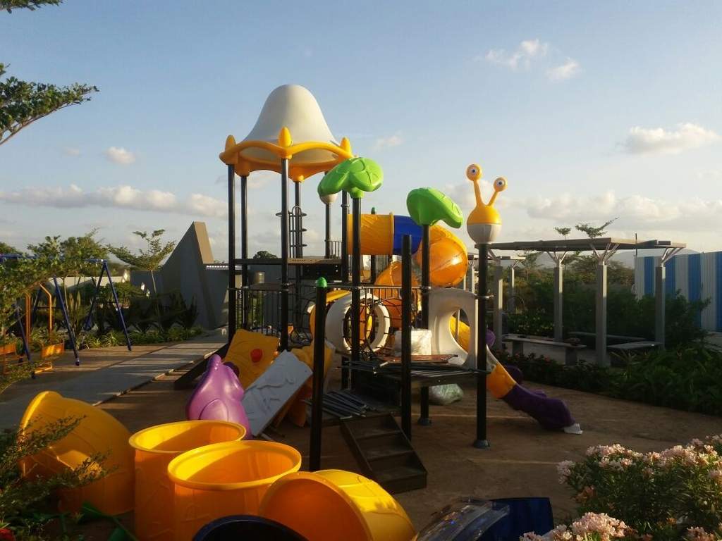  v uptown Children's play area