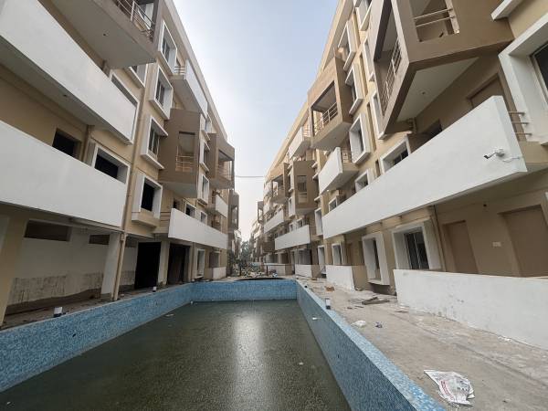  essence Swimming Pool