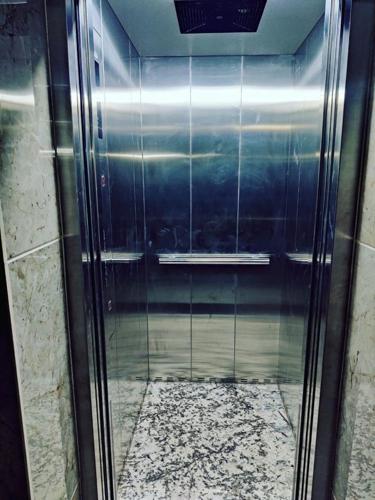  independent-floor Lift(s)