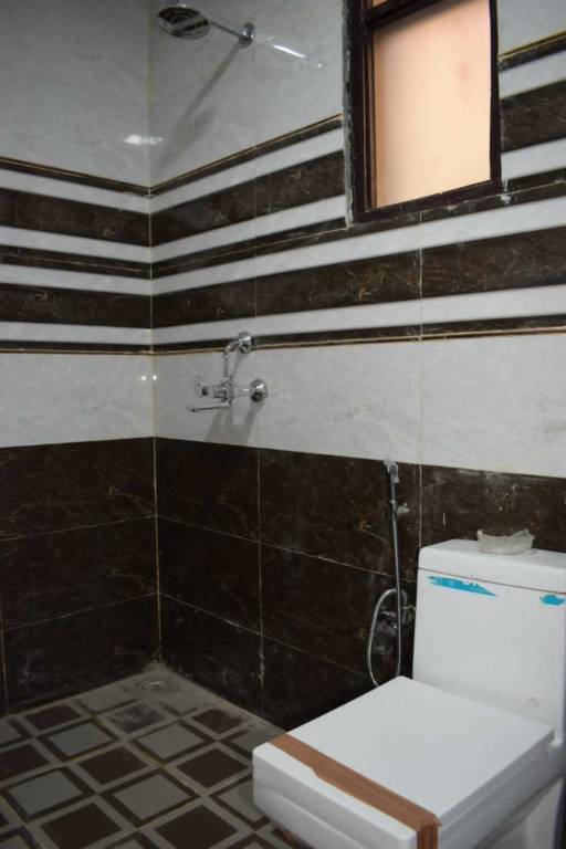  new builder floor Bathroom