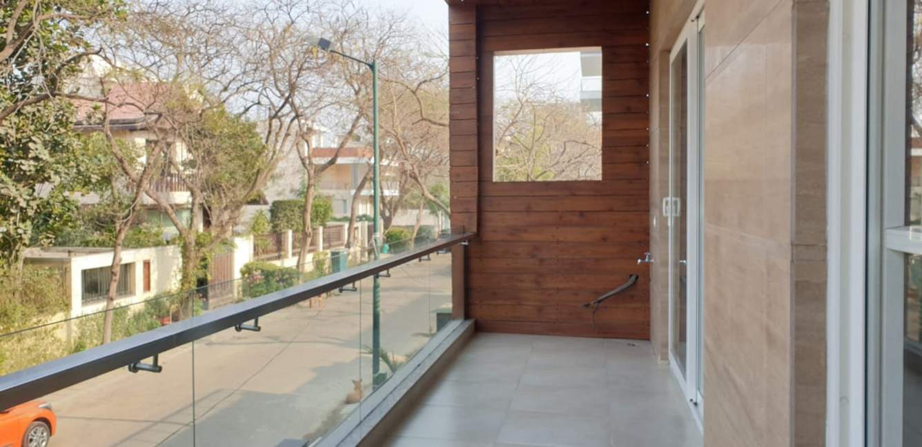  dlf luxury floors 1 Balcony