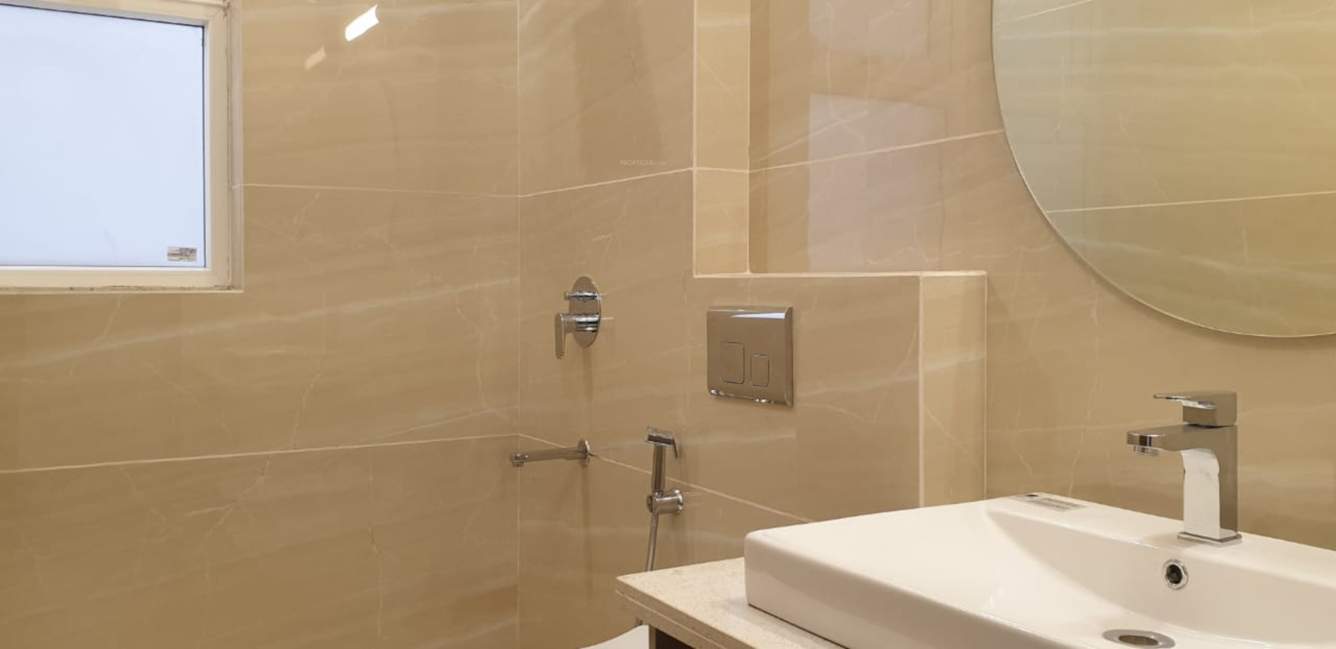  dlf luxury floors 1 Bathroom
