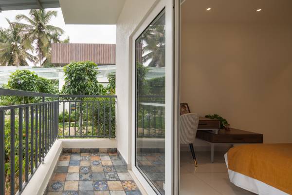 Balcony around-the-life Balcony