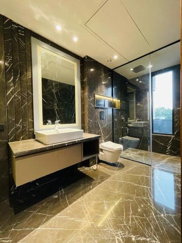  worth-it-realtors-dlf-phase-1-floors Bathroom