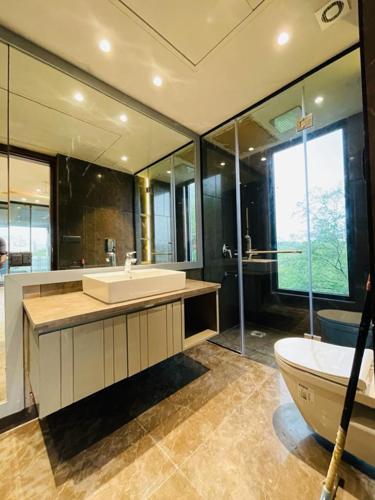  worth-it-realtors-dlf-phase-1-floors Bathroom