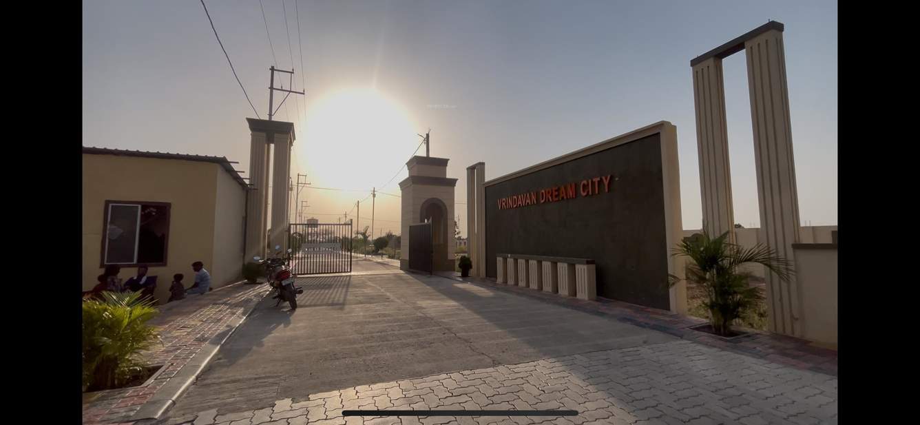  vrindavan dream city Plot