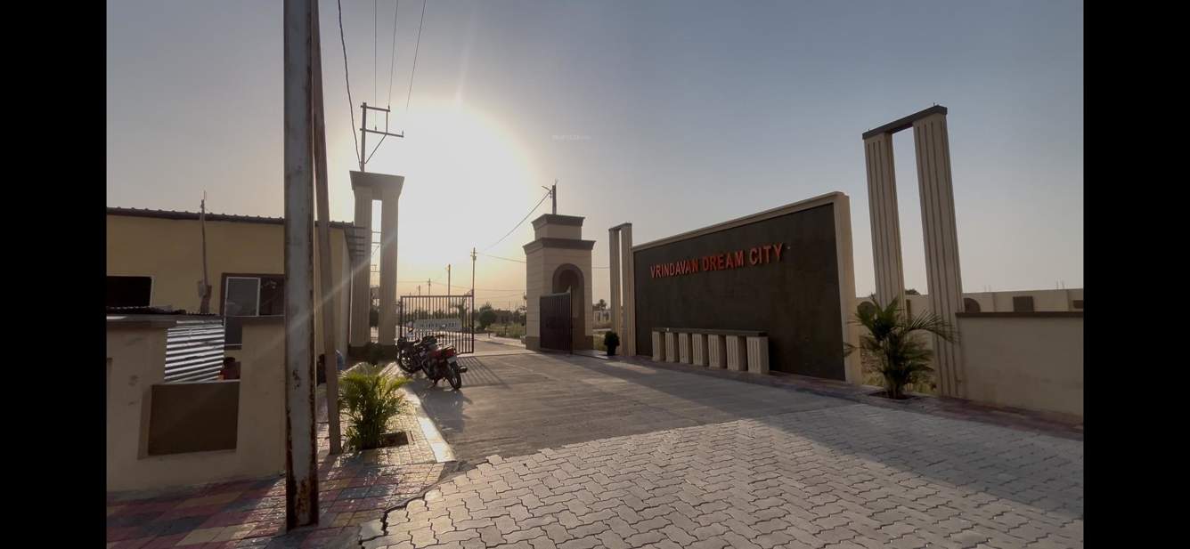  vrindavan dream city Plot