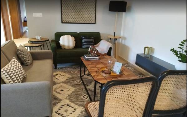  63-degree-east-tower-e Living Area