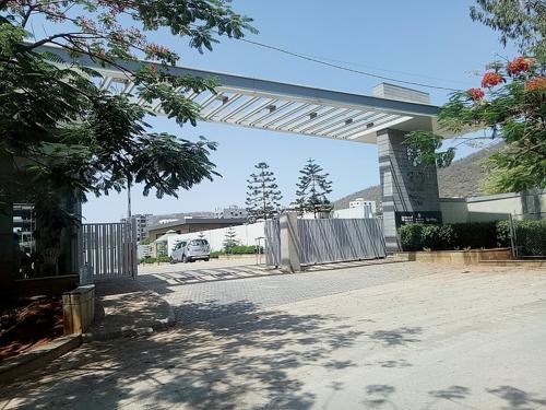 Entrance Lobby 32-pinewood-drive Entrance Lobby