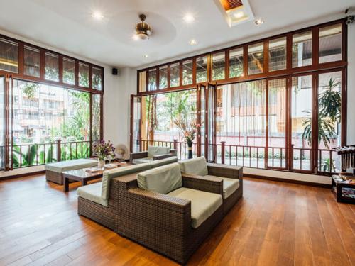  royale-22 Entrance Lobby