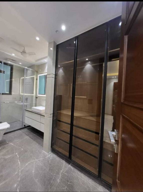 luxury builder floors 5 Bathroom