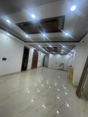  ultra-luxury-builder-floor Living Area