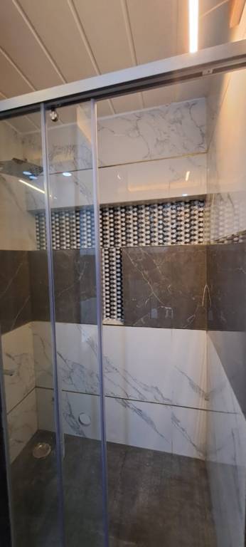  hommes luxury builder floor Bathroom