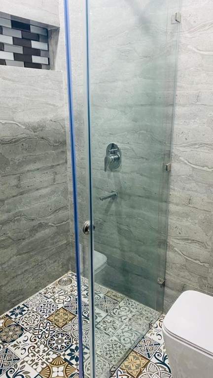  hommes luxury builder floor Bathroom