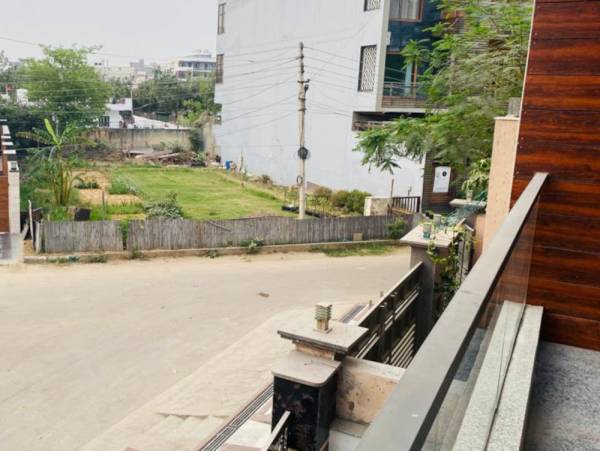  hommes-luxury-builder-floor Balcony