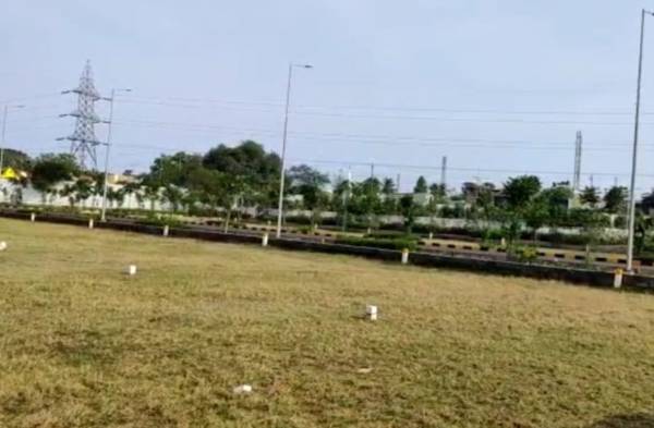  aura-nandanaa Plot