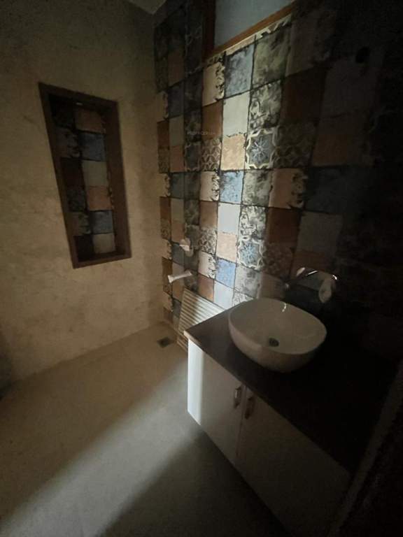  ultra luxury builder floor Bathroom