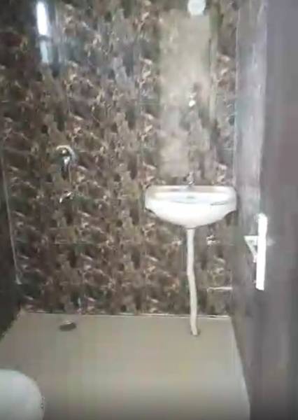  builder-floor Bathroom