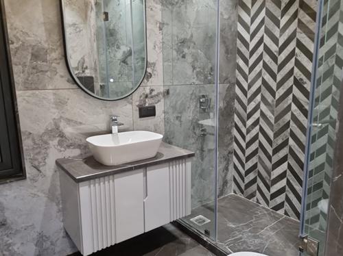  greenwood-luxurious-floor Bathroom