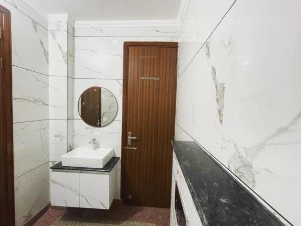  builder-floor Bathroom