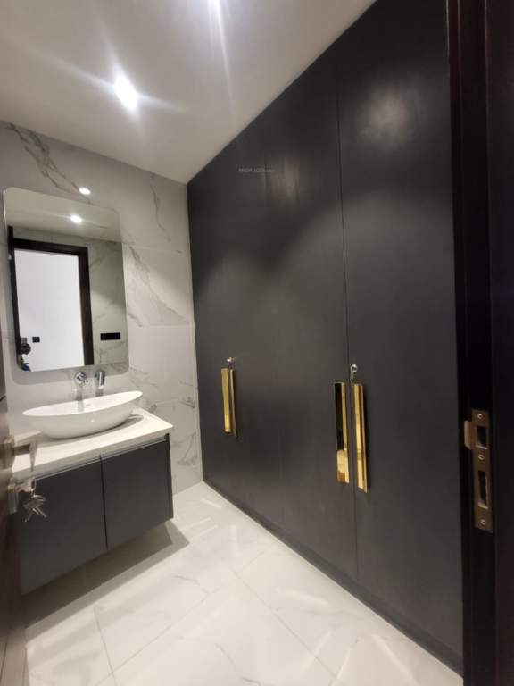  luxury builder floors 16 Bathroom