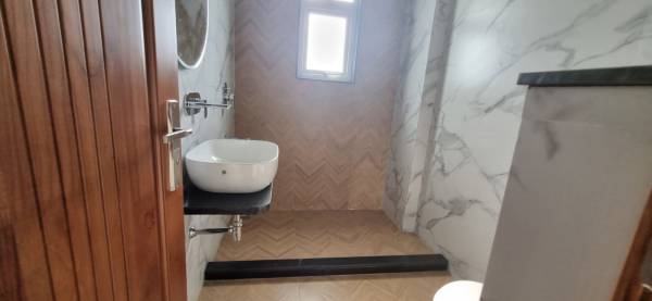  modern-luxurious-floor-by-bargainers-homes Bathroom