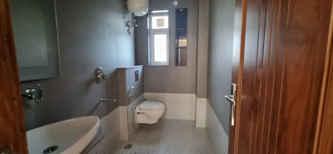  modern luxurious floor by bargainers homes Bathroom