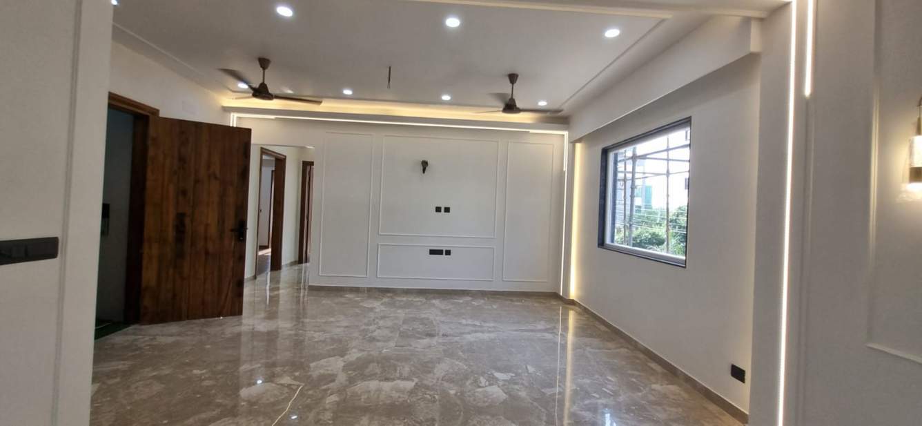  modern luxurious floor by bargainers homes Living Area